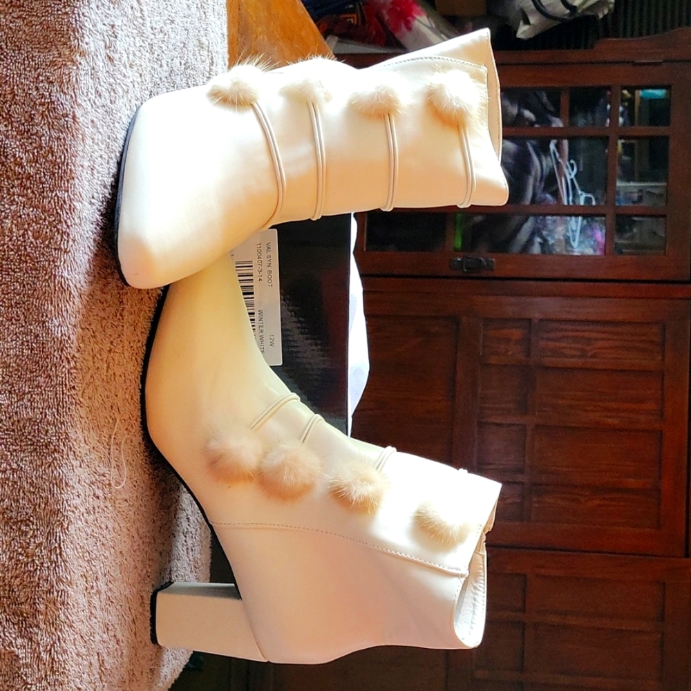Winter White Dress Boot.Size 12w never been worn.Massey Boot.
